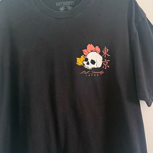 ☘️ 3/$17 Riot Society Black Tee with Geisha/Skull and Floral Design XL - Picture 8 of 10